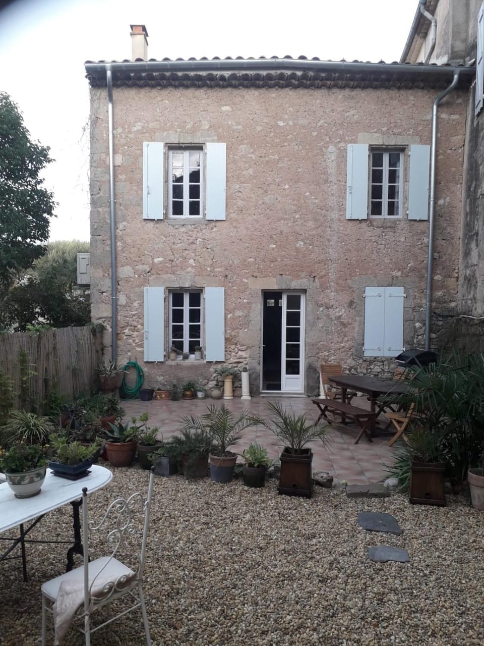 Maison Rose, centre Capestang, Canal du Midi 1 min, jardin privé ombragé, chambres climatisées House in Occitanie