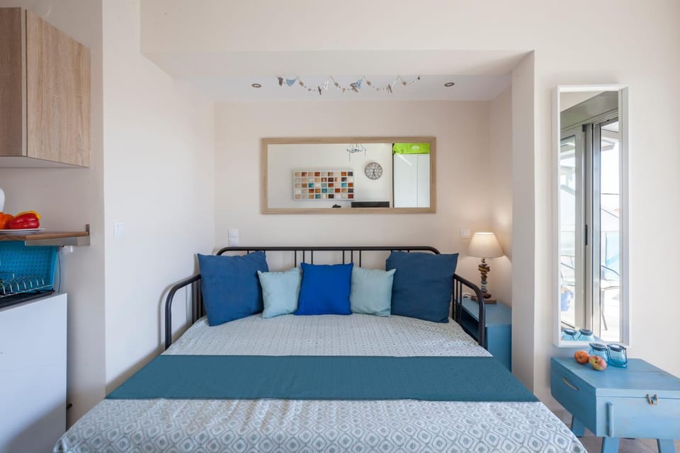 Bed, Kitchen or kitchenette, Living room, Photo of the whole room, Seating area, Bedroom