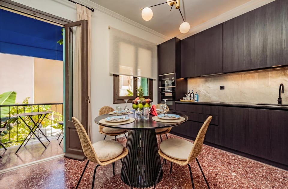 Kitchen or kitchenette, Seating area, Dining area
