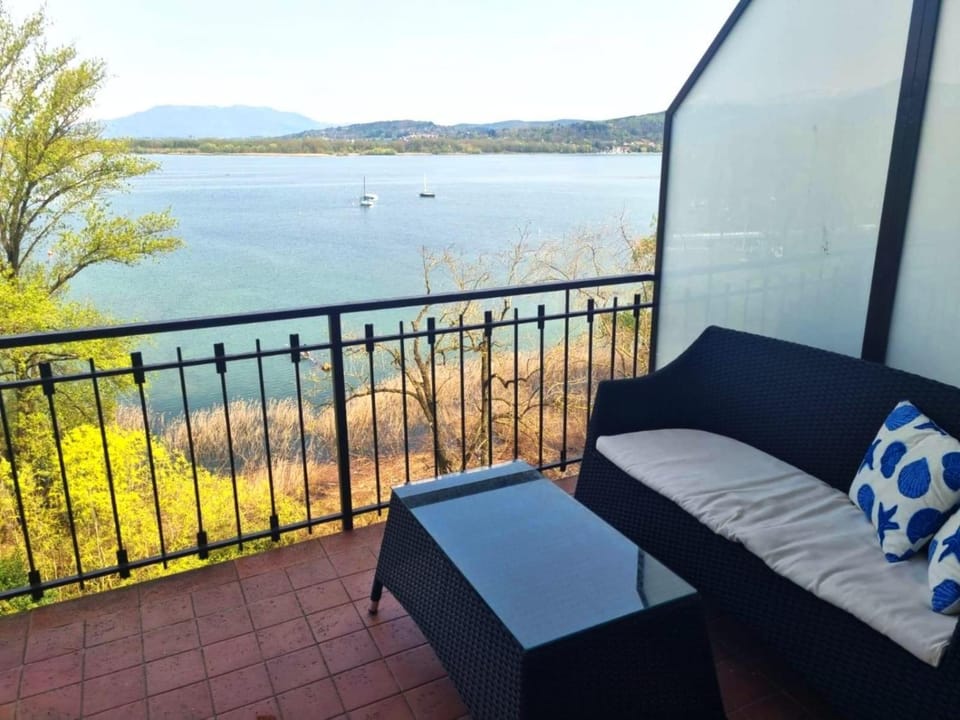 Light Blu House Apartment in Arona