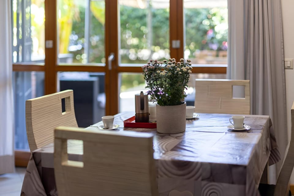 Living room, Dining area, Garden view