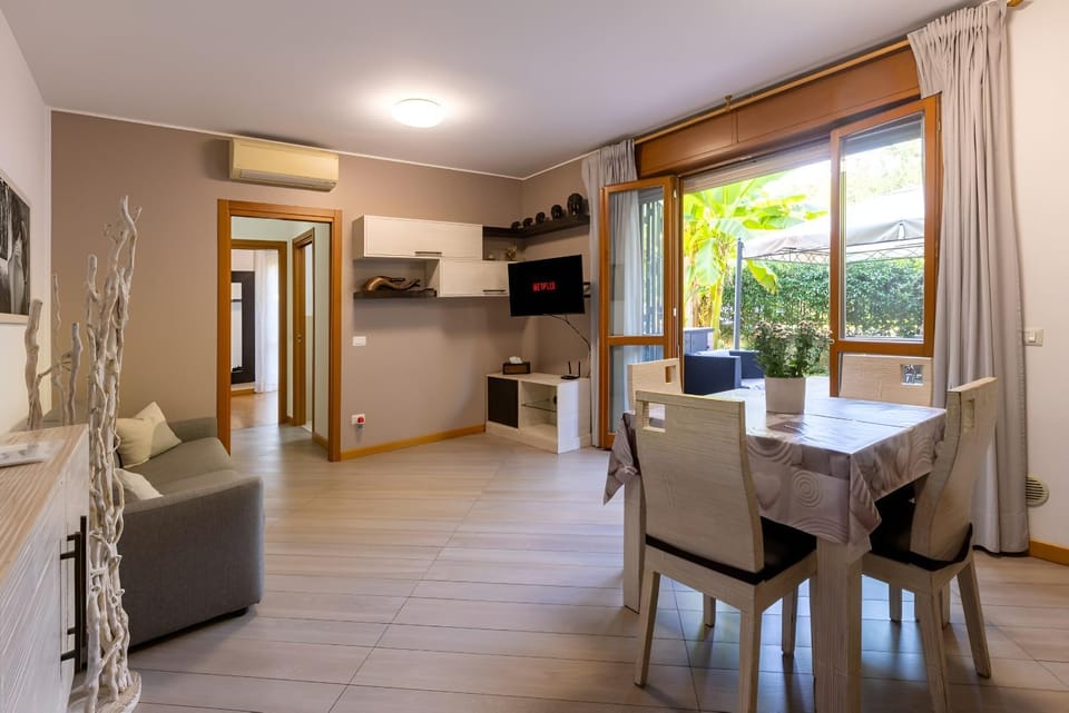 Communal lounge/ TV room, TV and multimedia, Living room, Dining area, Garden view