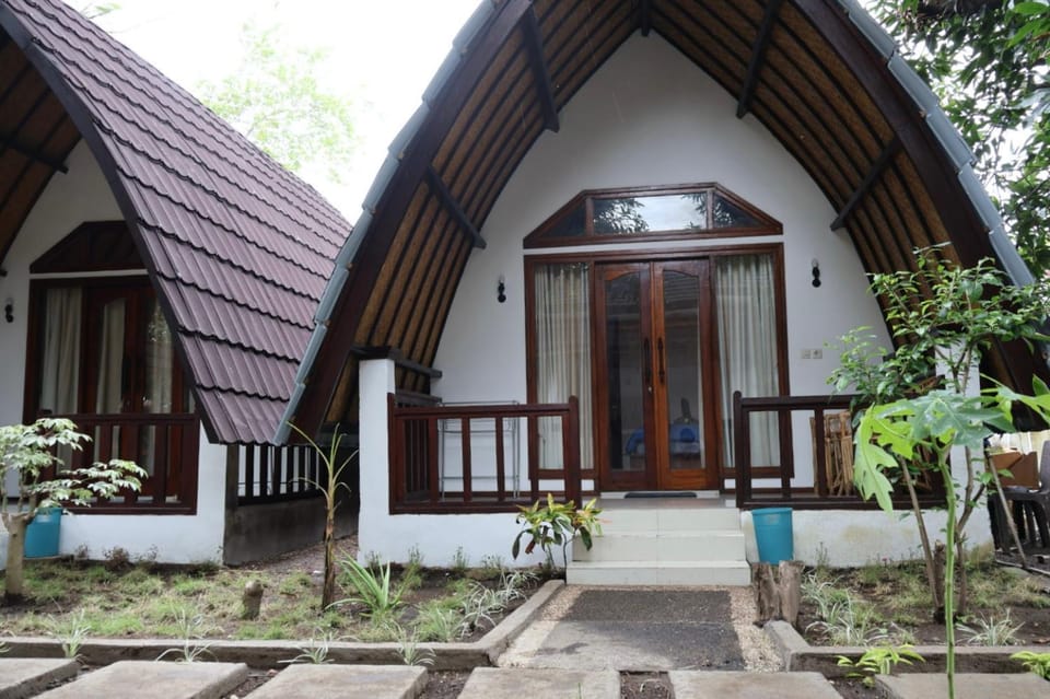 Property building, Facade/entrance, Garden, Garden view