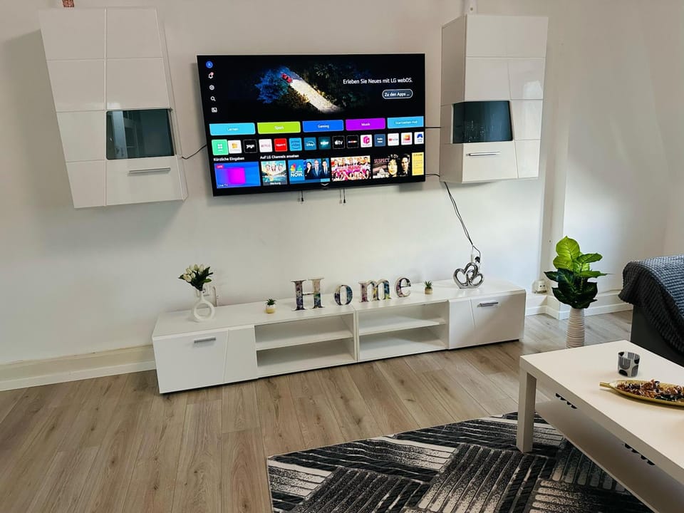 Communal lounge/ TV room, TV and multimedia, Living room, Seating area, Evening entertainment