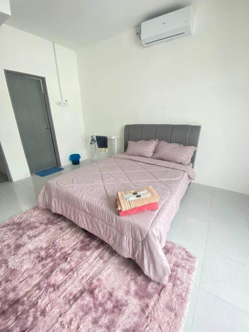 Bed, Bedroom, towels, air conditioner