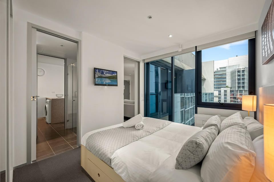 Bed, TV and multimedia, Bedroom