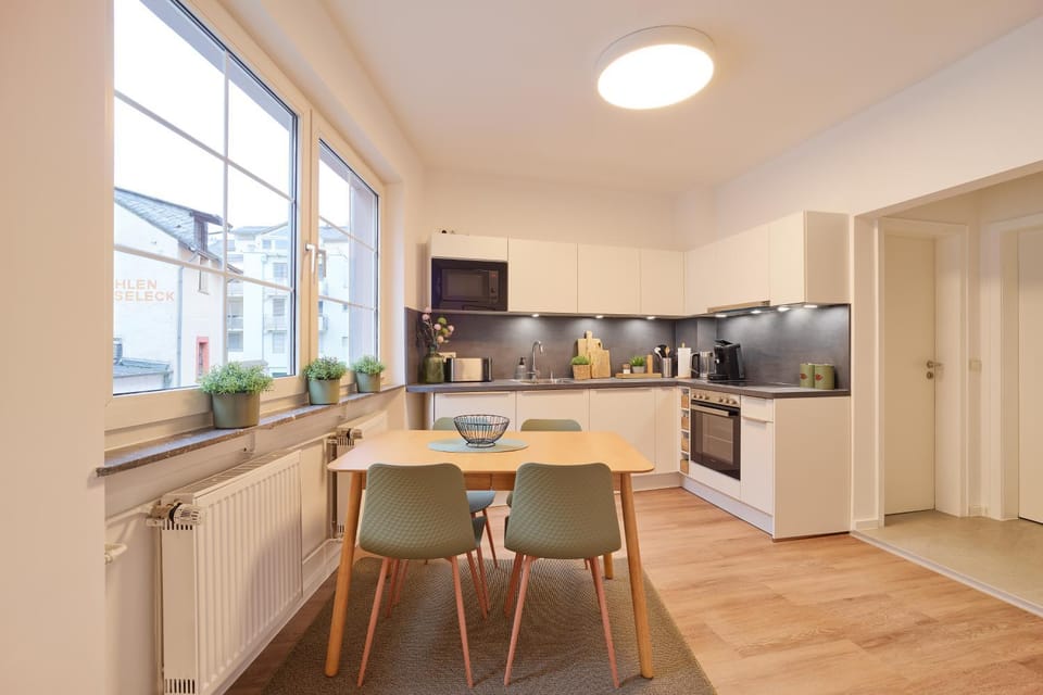 Coffee/tea facilities, Kitchen or kitchenette, Dining area, dishwasher, oven, stove, toaster
