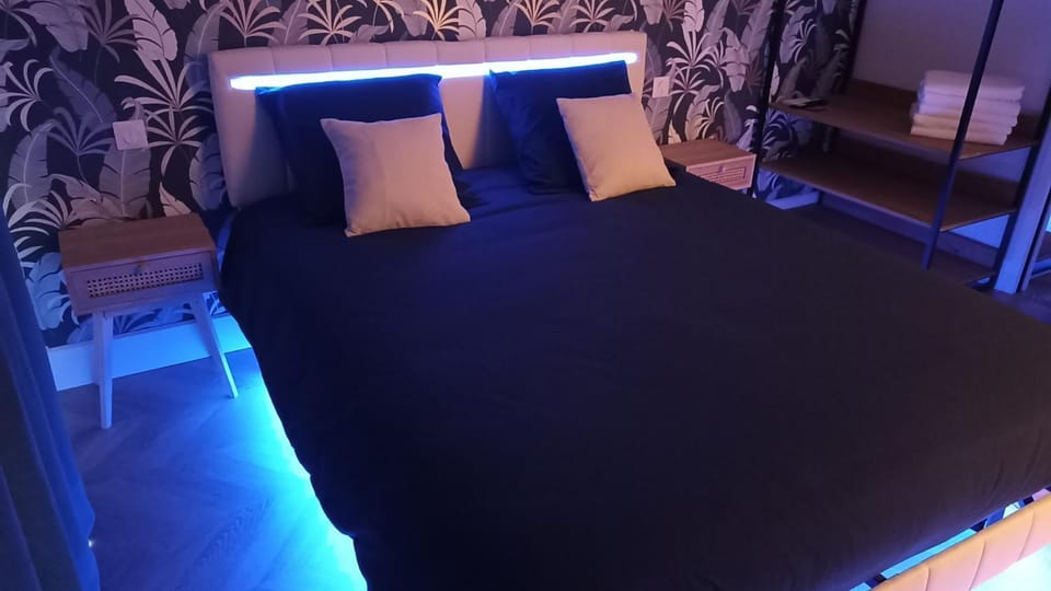 Bed, Photo of the whole room, Bedroom
