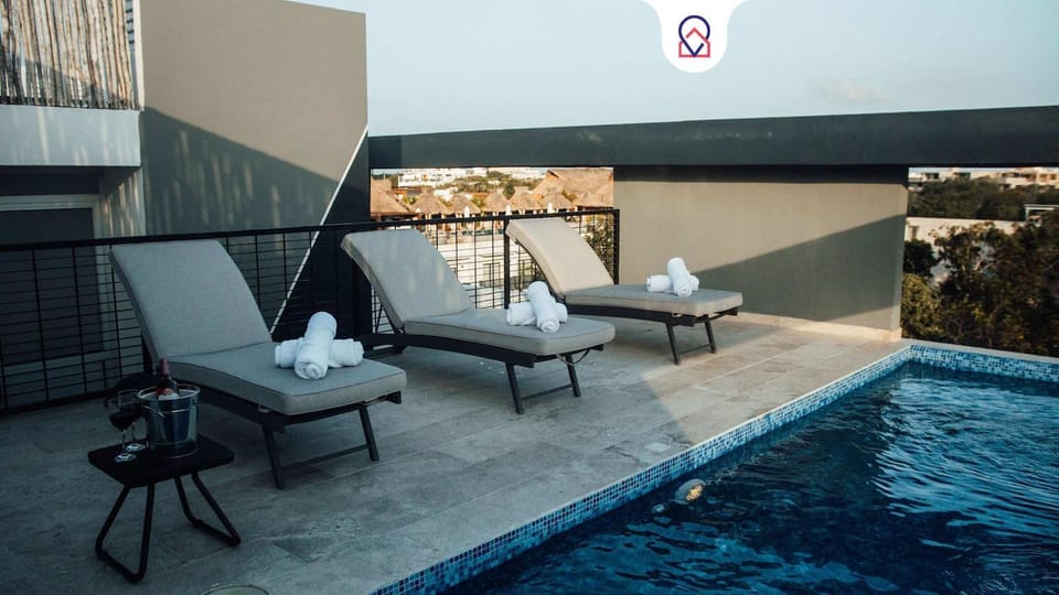 Swimming pool, sunbed