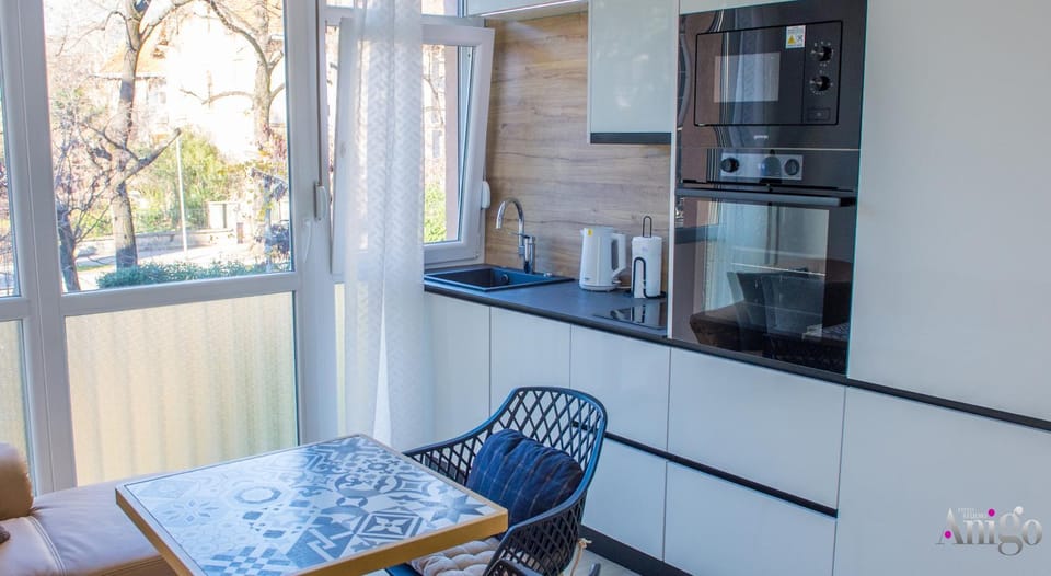 Kitchen or kitchenette, Dining area, oven, stove