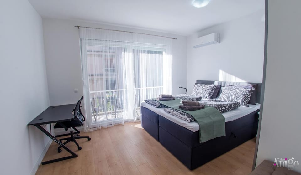 Bed, Bedroom, towels