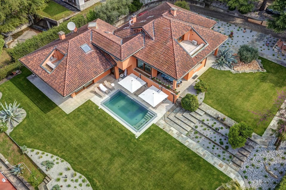 Garden view, Pool view, Swimming pool, sunbed