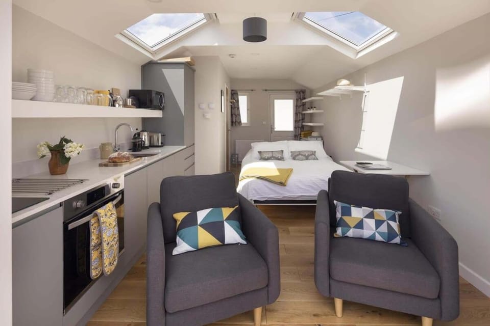 Stylish Boatshed with Sea Views Private Parking House in Gorran Haven