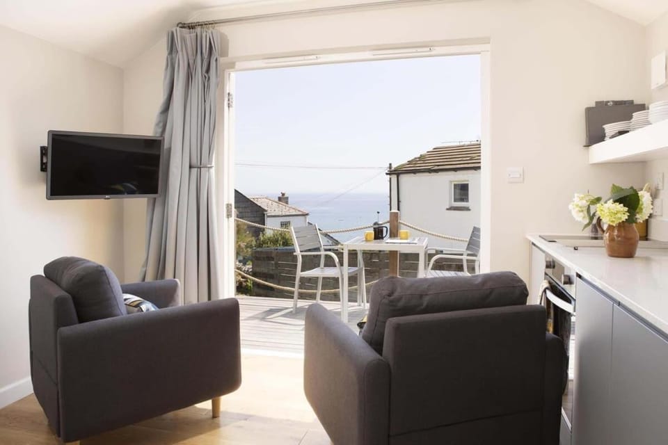 Stylish Boatshed with Sea Views Private Parking House in Gorran Haven