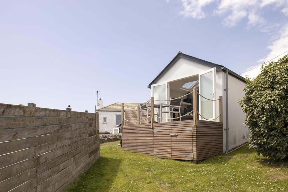 Stylish Boatshed with Sea Views Private Parking House in Gorran Haven