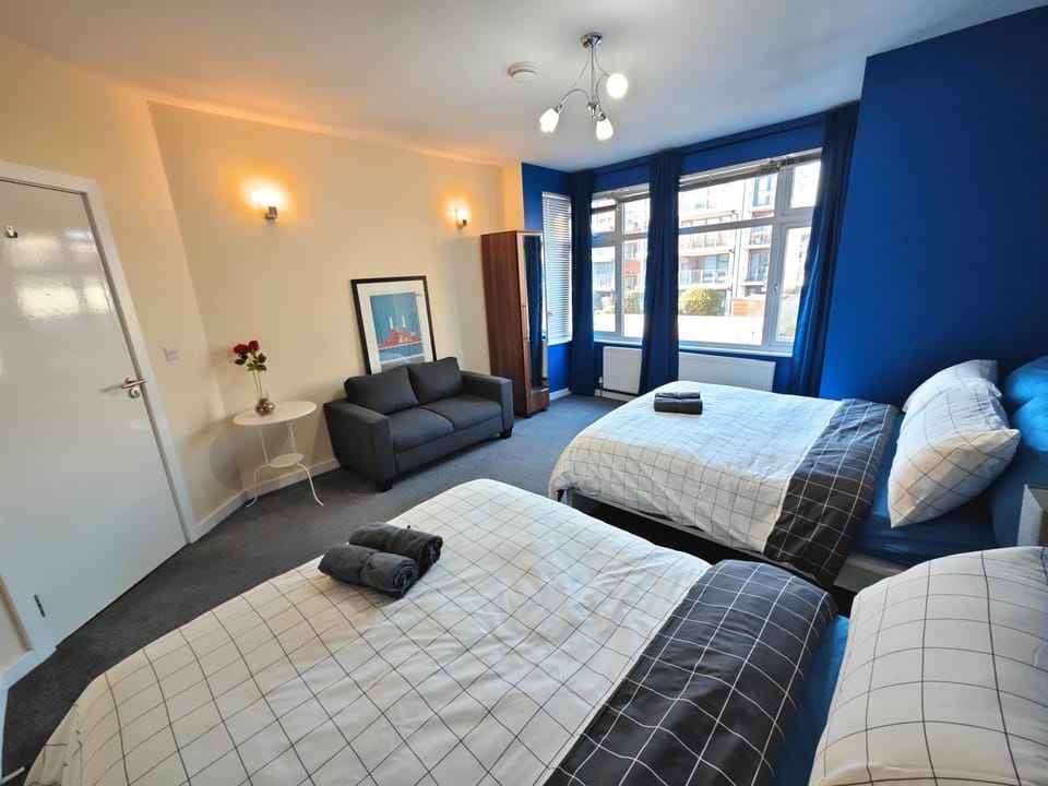 Bed, Photo of the whole room, Bedroom, towels