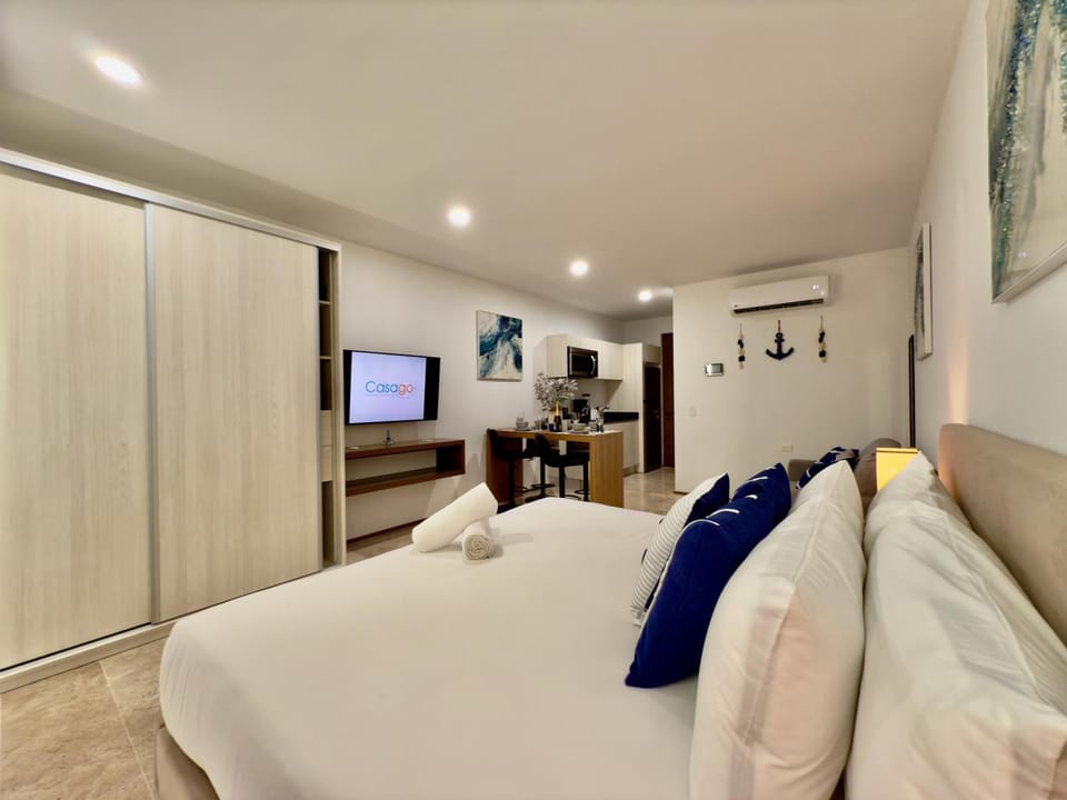 Bed, TV and multimedia, Photo of the whole room, Bedroom, wardrobe, air conditioner
