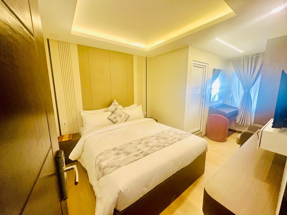 Bed, TV and multimedia, Photo of the whole room, Bedroom, wardrobe