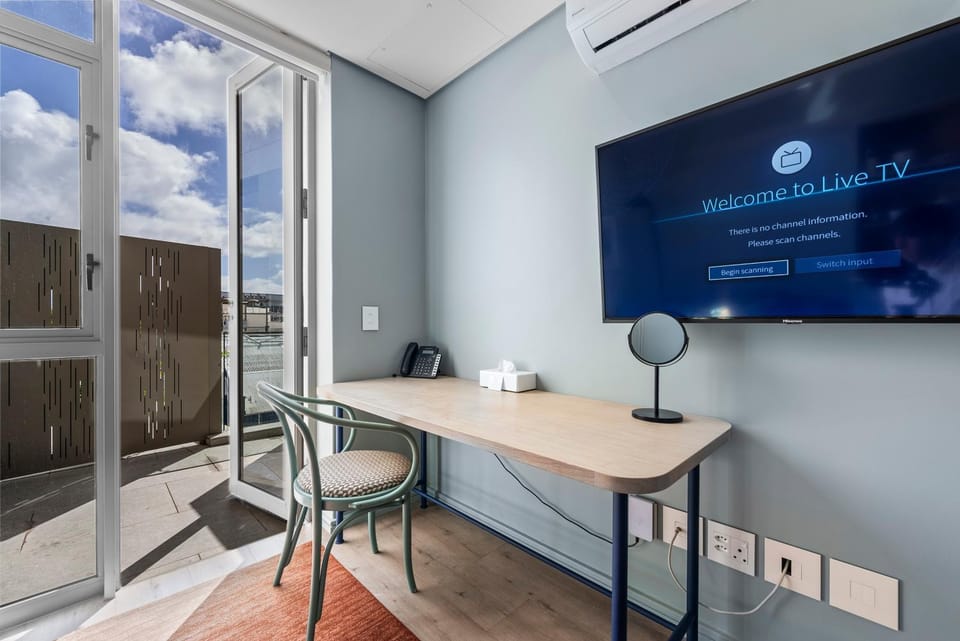 TV and multimedia, Living room, Seating area, Dining area, air conditioner