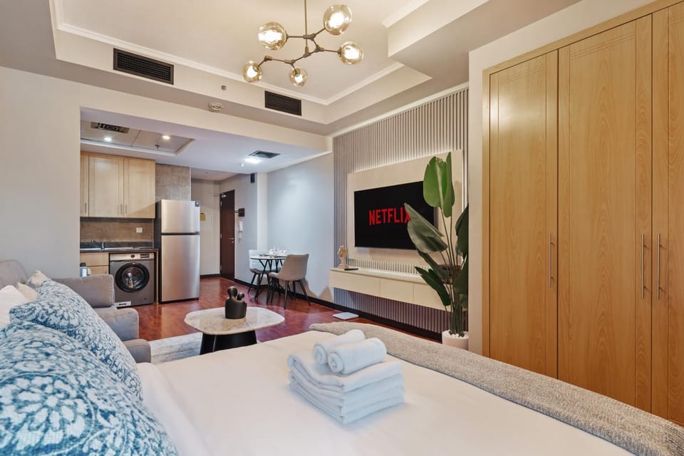 Luxury JLT Studio Lake View Metro & Marina Apartment in Dubai