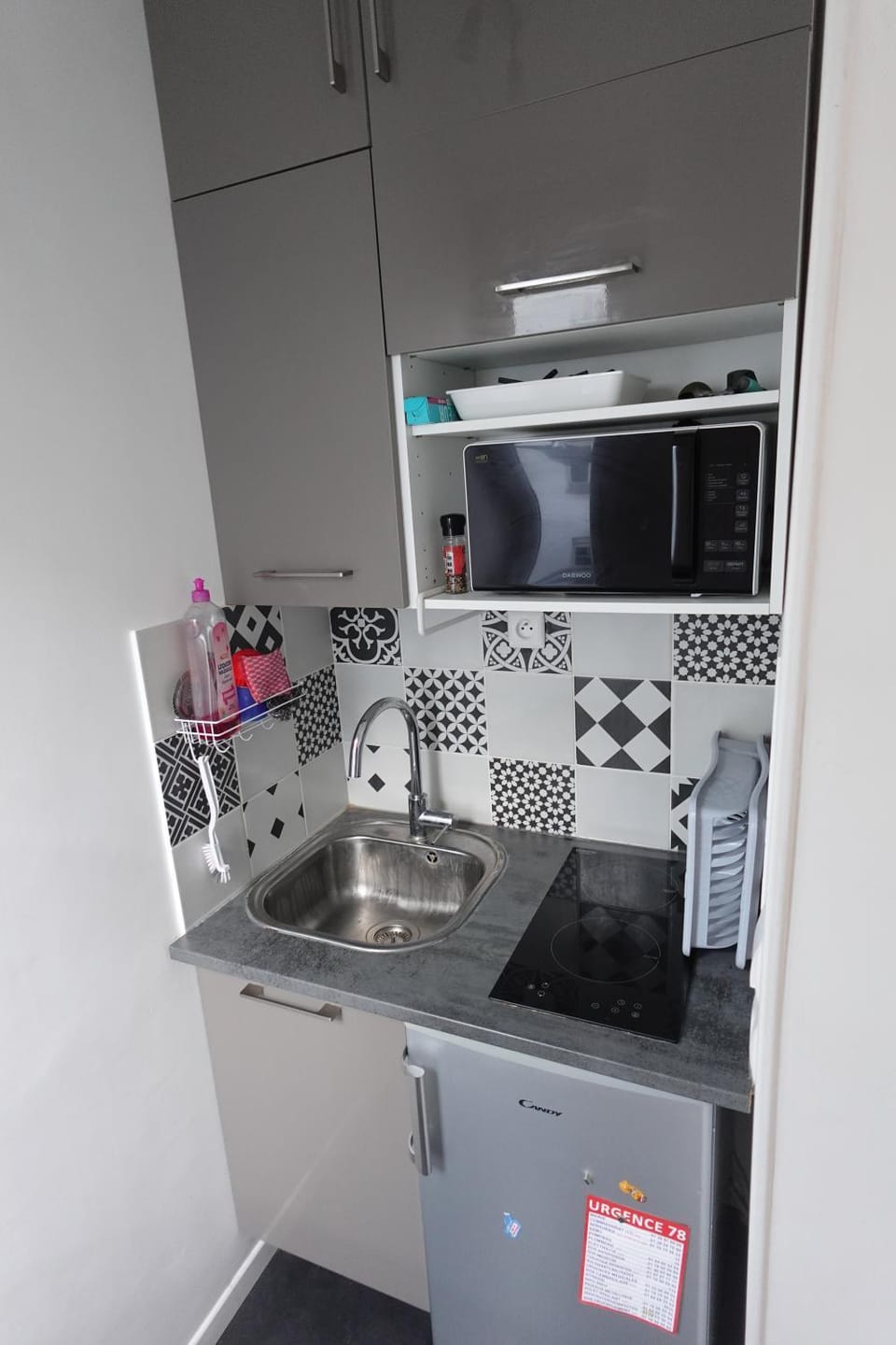 Kitchen or kitchenette, microwave, stove