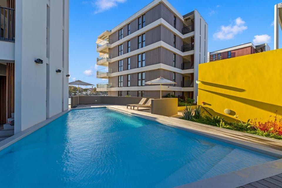 Swimming pool, sunbed