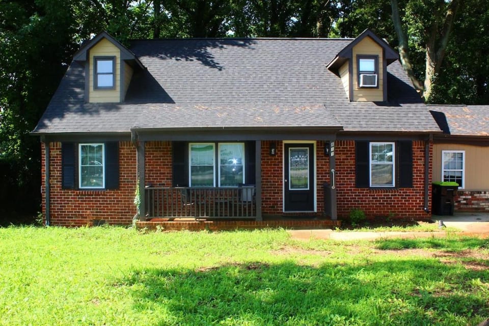 Cozy, Relaxing 4-Bedroom House in Forest Park House in Forest Park