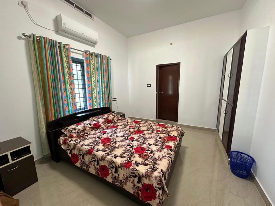 Bed, Photo of the whole room, Bedroom, wardrobe, air conditioner