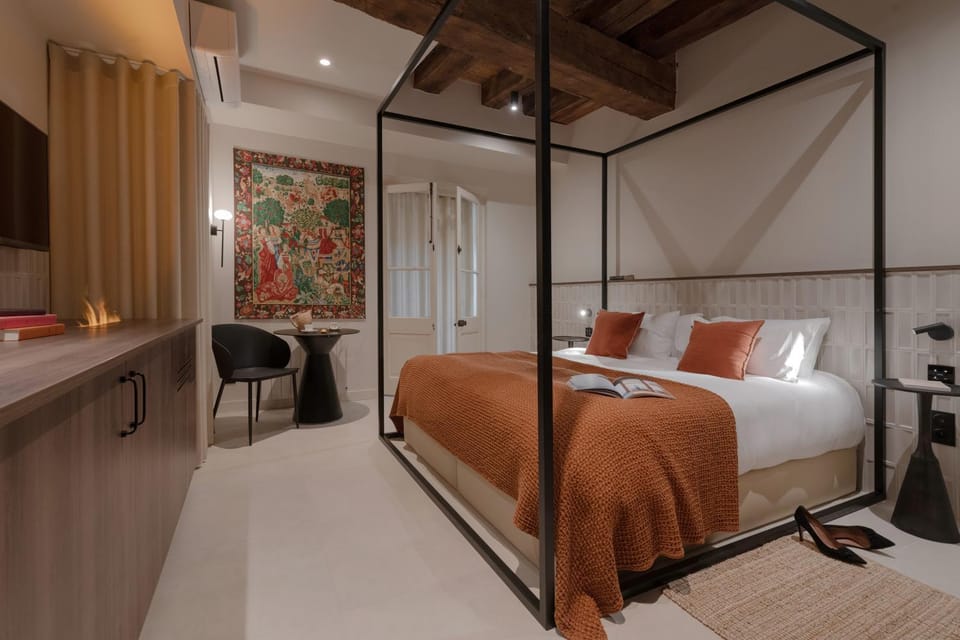Bed, TV and multimedia, Living room, Photo of the whole room, Seating area, Bedroom, fireplace, heating, wardrobe
