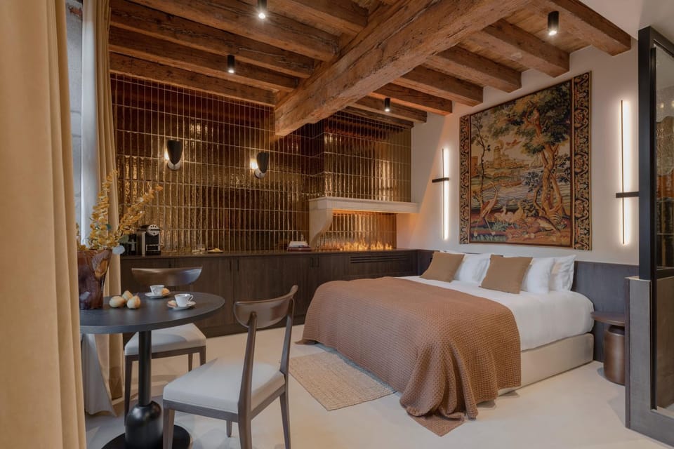 Bed, Living room, Photo of the whole room, Seating area, Bedroom