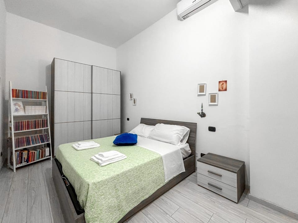 Bed, Library, Photo of the whole room, Bedroom, hair dresser, towels, wardrobe, air conditioner