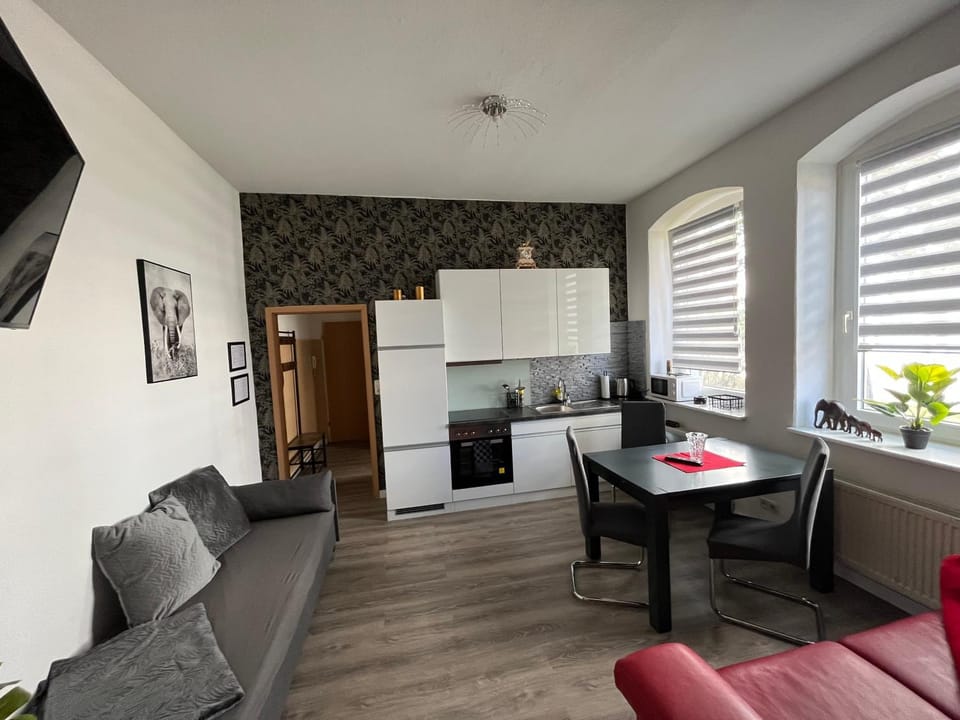 TV and multimedia, Kitchen or kitchenette, Living room, Seating area, Dining area, stove