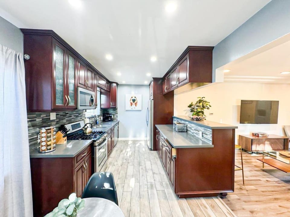 Kitchen or kitchenette, Living room, Seating area, Dining area, dishwasher, oven, pet friendly, stove