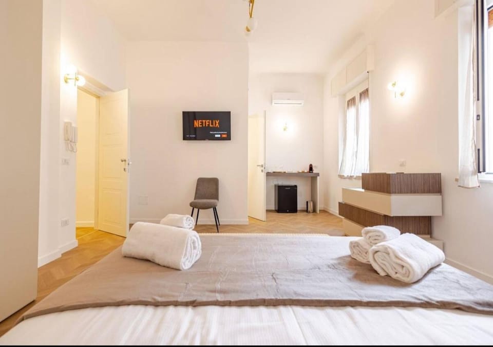 Bed, TV and multimedia, Photo of the whole room, Bedroom, towels