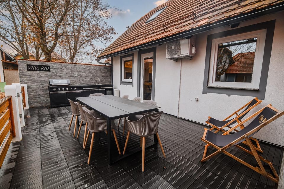 Property building, BBQ facilities, Balcony/Terrace, Balcony/Terrace, Dining area, sunbed