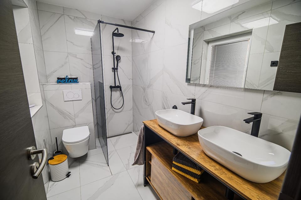 Shower, Toilet, Bathroom, towels
