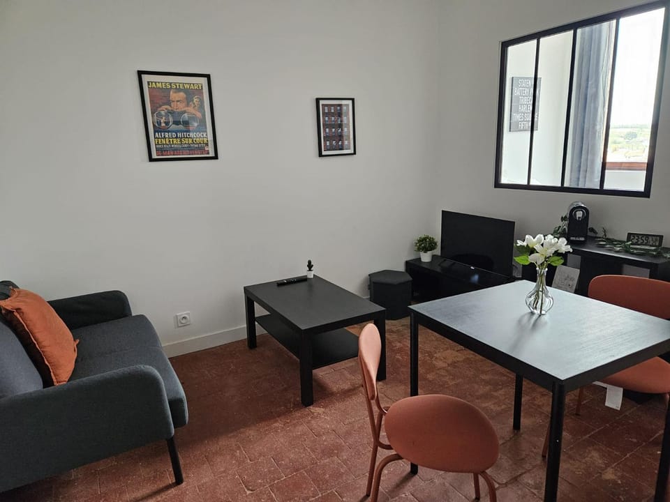 TV and multimedia, Coffee/tea facilities, Seating area, Dining area