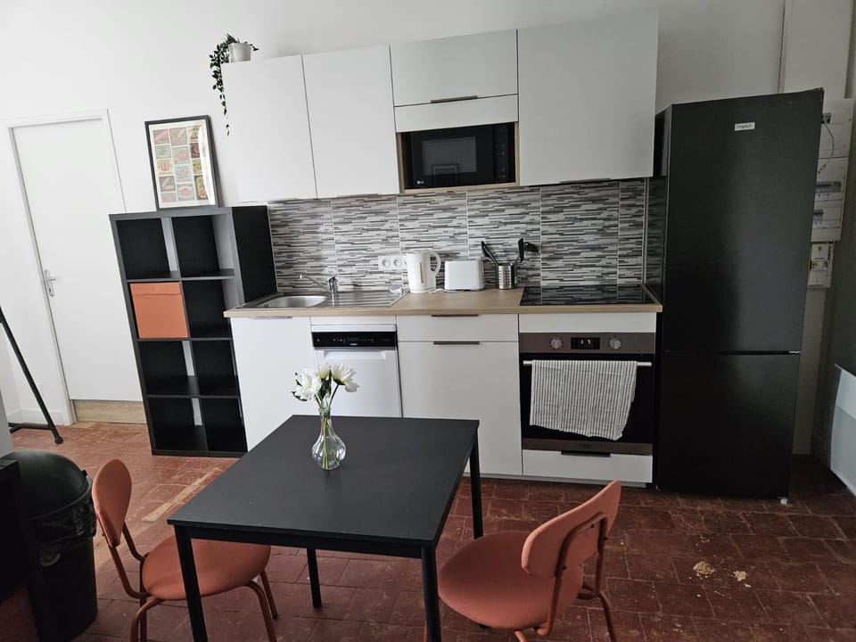 Coffee/tea facilities, Dining area, dishwasher, microwave, oven