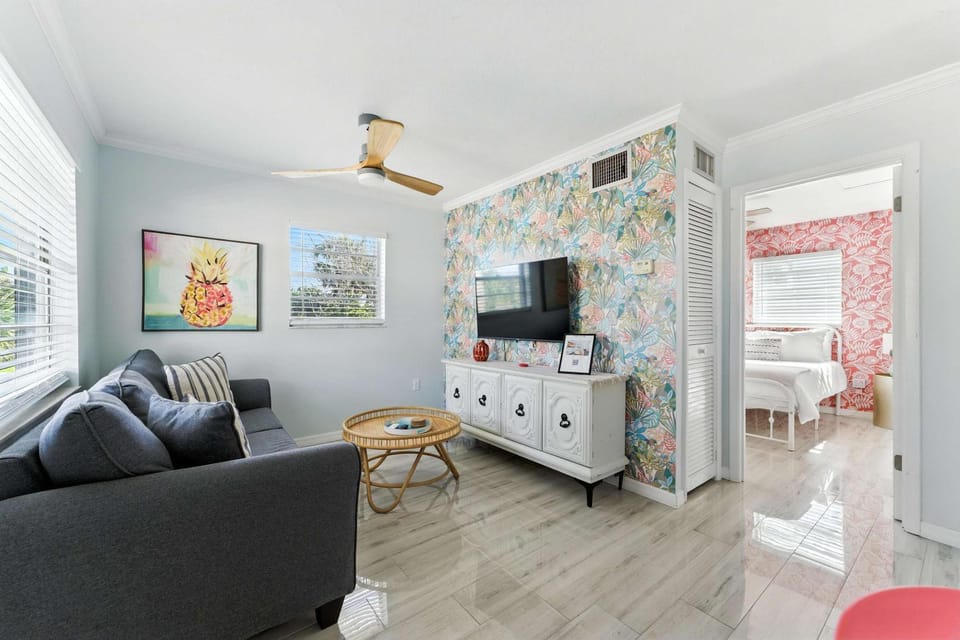 Minutes to Anna Maria - Canal Hangout Onsite Apartment House in Bradenton