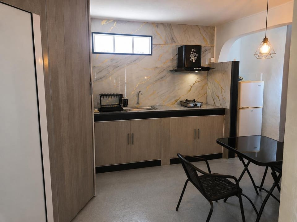 Coffee/tea facilities, Kitchen or kitchenette, Dining area, oven, stove, toaster