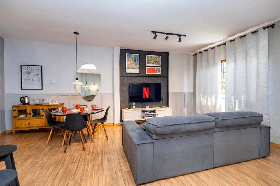TV and multimedia, Living room, Seating area, Dining area