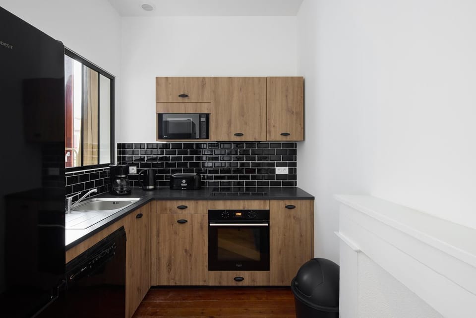 Coffee/tea facilities, dishwasher, microwave, oven, stove, toaster