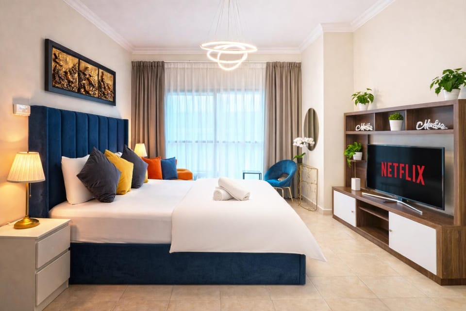 Bed, TV and multimedia, Bedroom