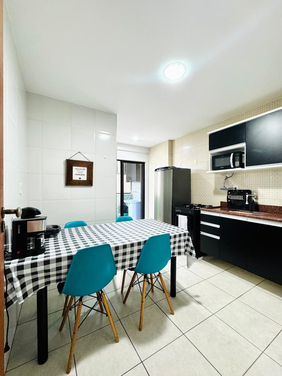 Coffee/tea facilities, Kitchen or kitchenette, Dining area, oven, stove, toaster
