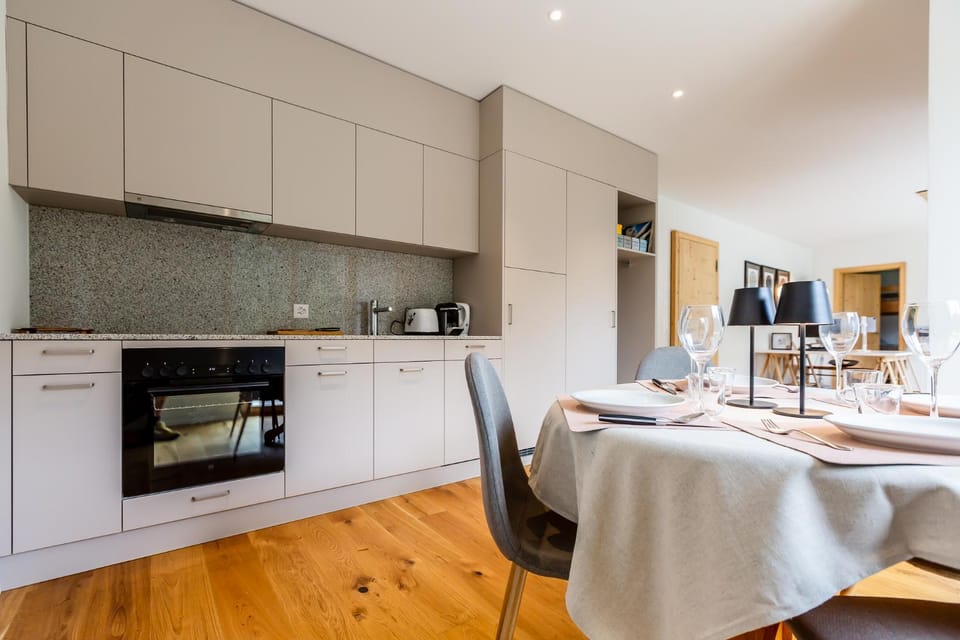Coffee/tea facilities, Kitchen or kitchenette, Living room, Seating area, Dining area, stove