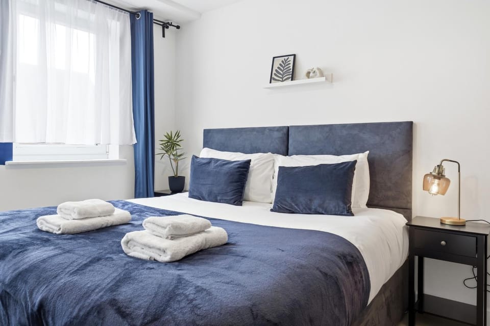 Contractor-Friendly Apartment, Secure Parking, Near Coventry Station, Sleeps 4 Apartment in Coventry