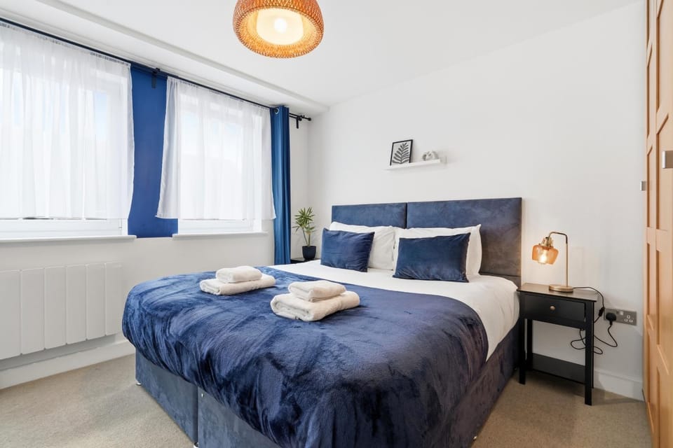 Contractor-Friendly Apartment, Secure Parking, Near Coventry Station, Sleeps 4 Apartment in Coventry