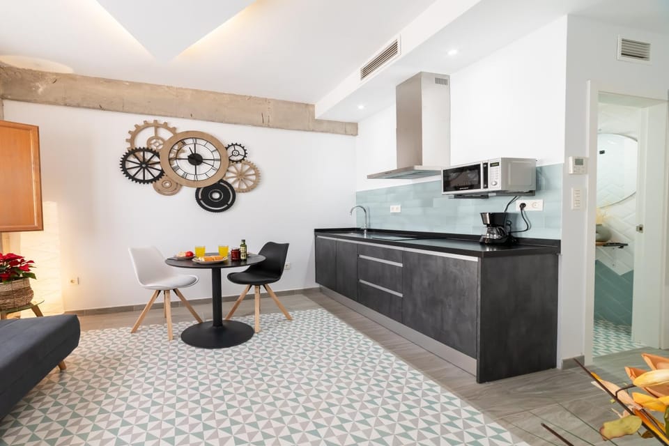 Coffee/tea facilities, Kitchen or kitchenette, microwave