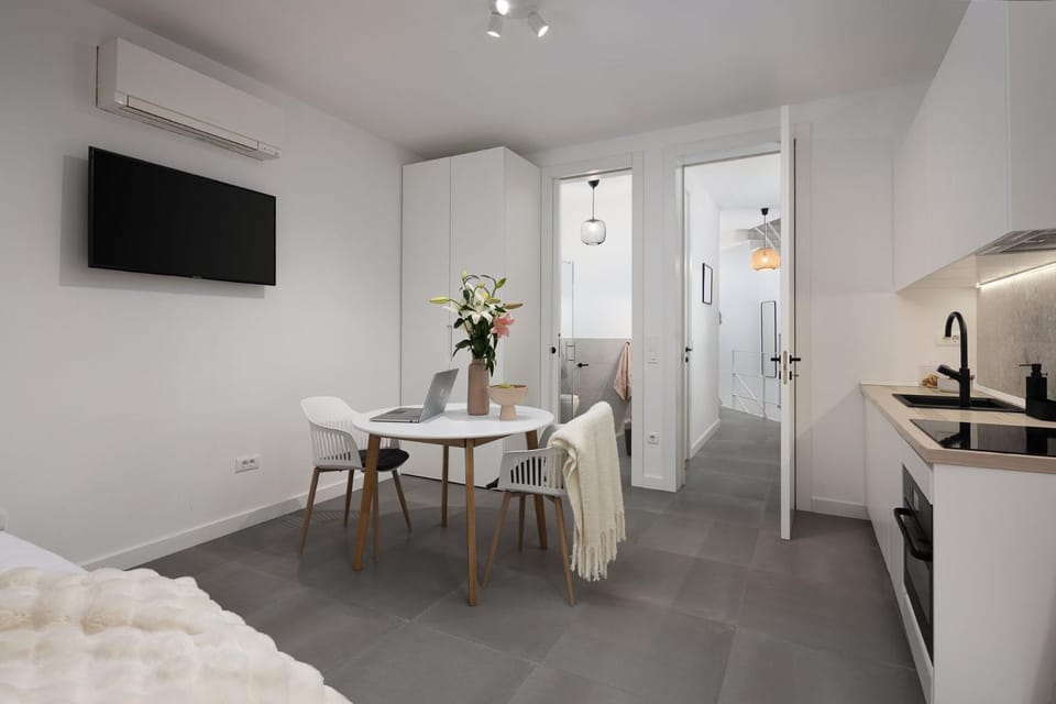 TV and multimedia, Kitchen or kitchenette, Living room, Dining area, oven, air conditioner