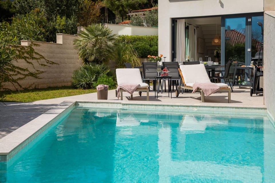 Patio, Day, Garden, Balcony/Terrace, Seating area, Garden view, Pool view, Swimming pool, Swimming pool, sunbed